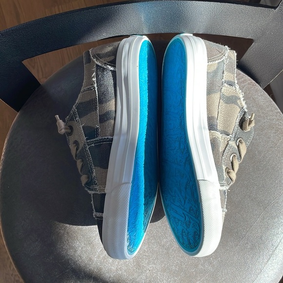 Blowfish Malibu Camouflage Faux Shearling
Lined Sneakers 
NWOT - Picture 3 of 10